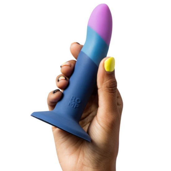 PICCOLO ARNÉS + DILDO SILICONA CON VENTOSA TRICOLOR 14 CM