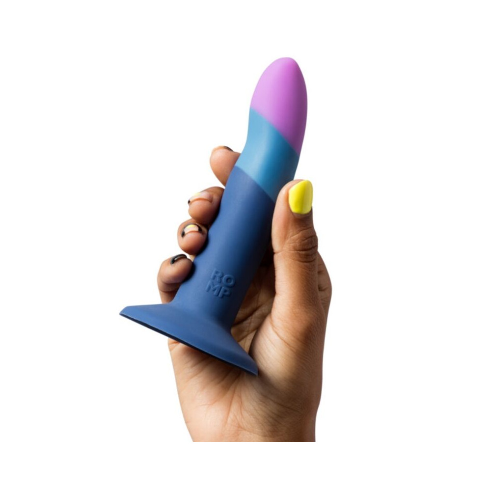 PICCOLO ARNÉS + DILDO SILICONA CON VENTOSA TRICOLOR 14 CM
