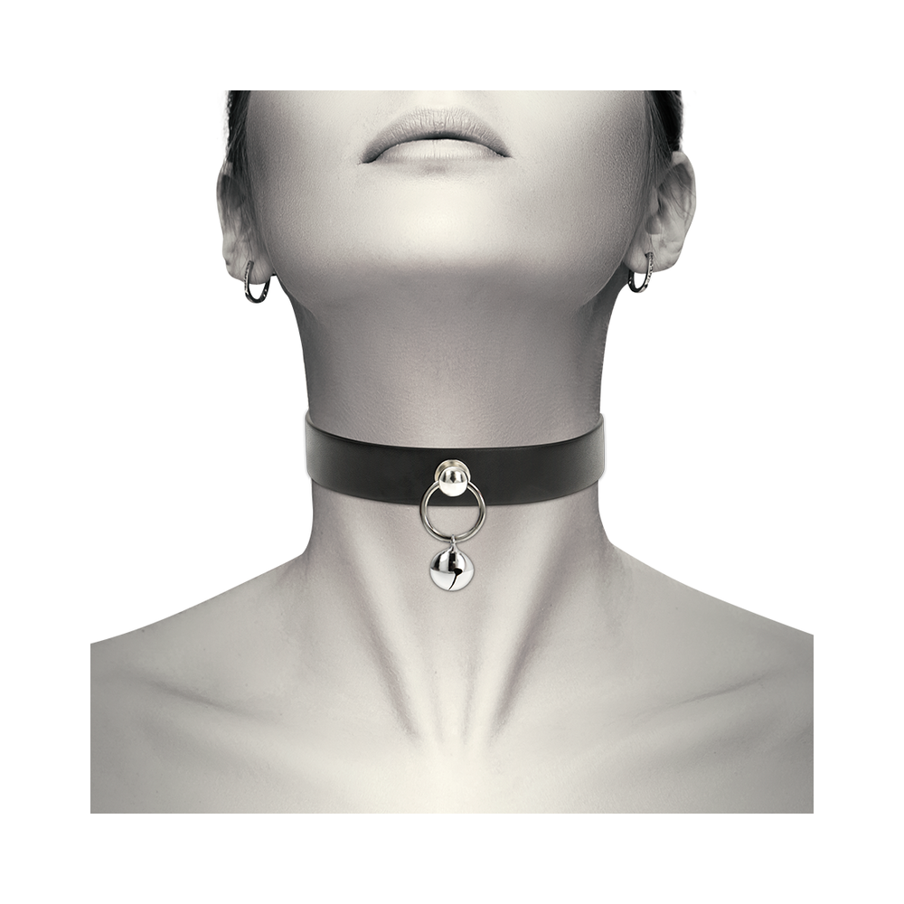 Choker cuero vegano con cascabel y aro.