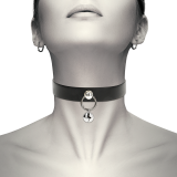 Choker cuero vegano con cascabel y aro.