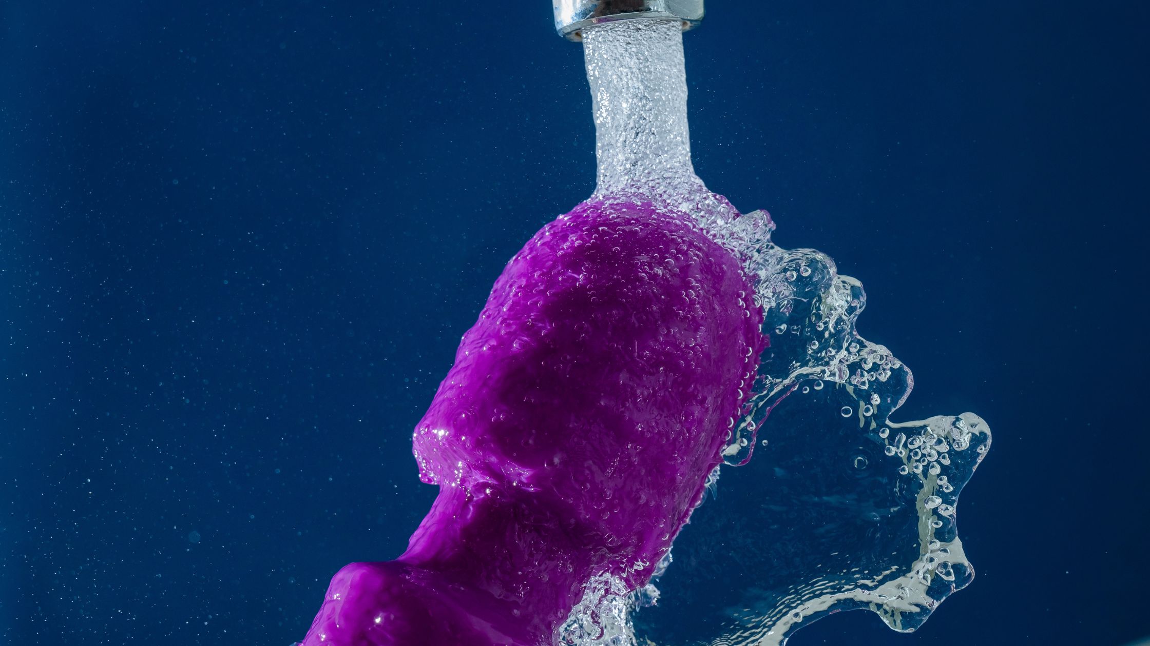 Cuidado y mantenimiento de tus juguetes sexuales: Guía rápida para un placer duradero